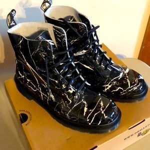 Dr. Martens Boots - SZ 10 “Black Patent Marble”